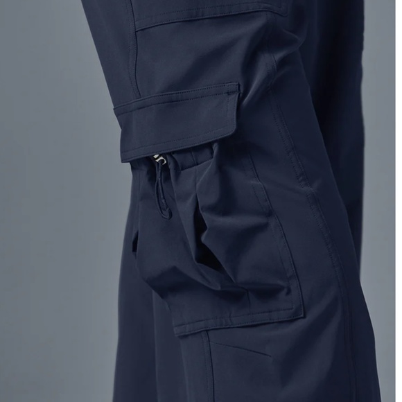 Alo Yoga Megastar Cargo Pant - limited edition - Navy.   XS - Picture 2 of 7